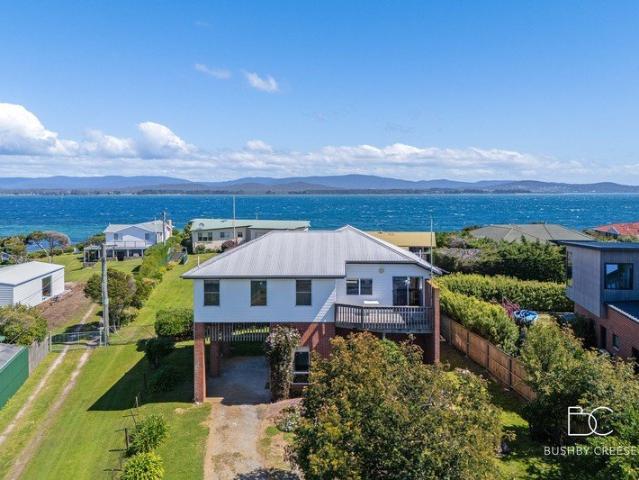 Coastal Retreat in Tightly Held Low Head Setting
