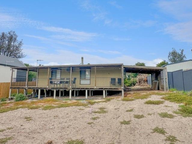 Coastal Retreat Steps to 90 Mile Beach!