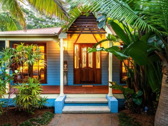 Coastal Retreat with Cottage Charm Just 700m to Macmasters Beach