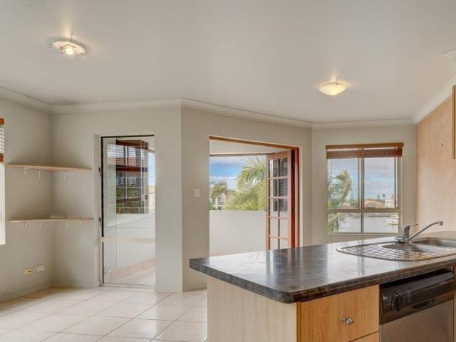 Coastal Simplicity in the Heart of Runaway Bay