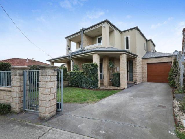 Coastal Sophistication, Space & Style Just Moments from Altona Beach!