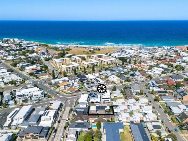 Coastal sophistication with pool & self contained flat, 500m to Beach
