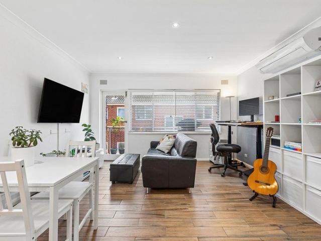 Coastal top floor apartment with oversized entertainer's balcony