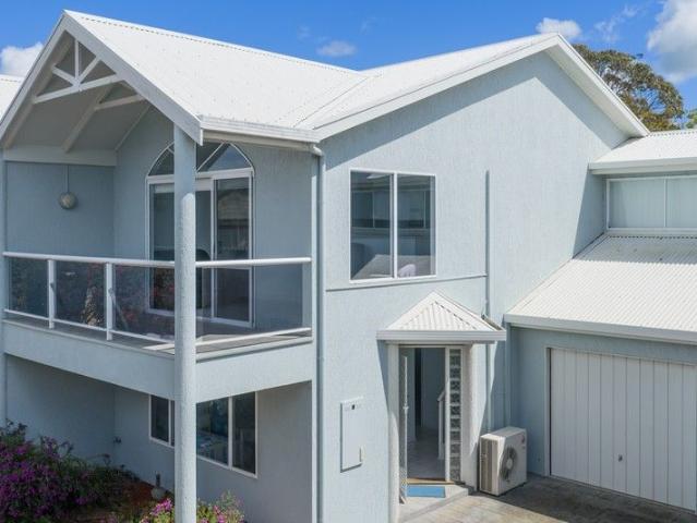 Coastal Townhouse with Ocean Views in Central Inverloch