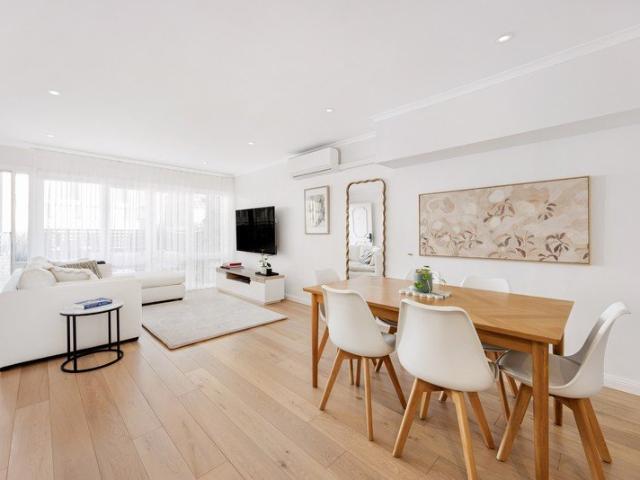 Coastal Townhouse In Prized Diamond Bay Setting