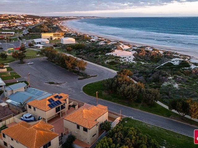 Coastal Townhouse Living Opposite Back Beach