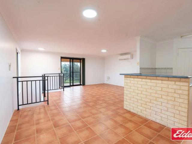 Coastal Townhouse Living Opposite Back Beach