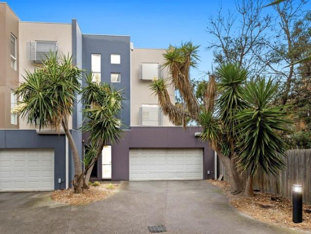 Coastal Living Opposite Seaford Beach with views and double garage