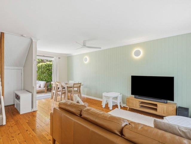 Coastal Townhouse Metres from Toowoon Bay Beach