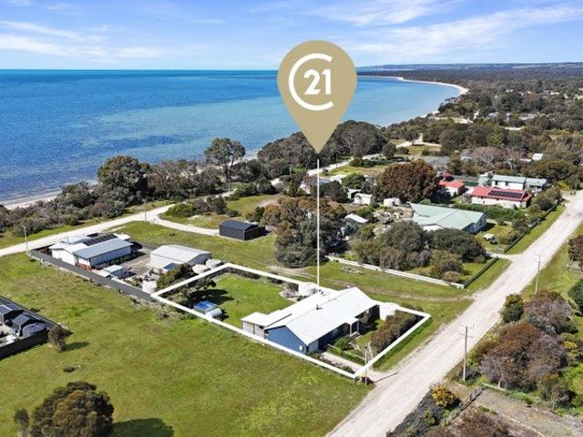 Coastal Tranquillity Meets Contemporary Comfort