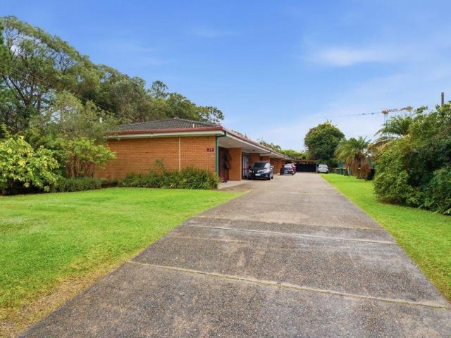 Coastal unit in a convenient spot close to the beach and local club.