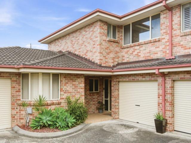 Coastal Villa in desirable beachside location!