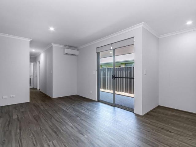 COASTAL 2X1 DUPLEX HOME IN DAWESVILLE – STYLISH & LOW MAINTENANCE!