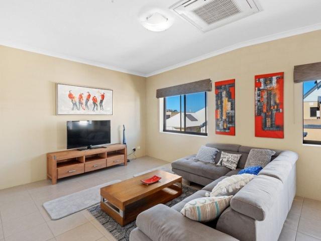 Coastal 2x2 Apartment Walk to Beach, Cafes and Foreshore | $650 per week