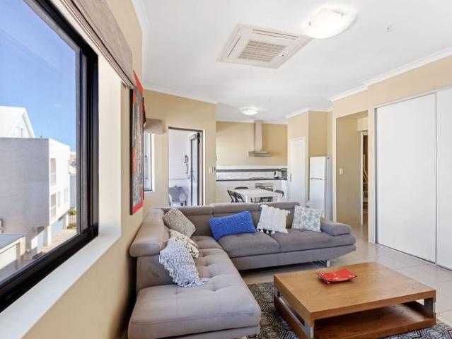 Coastal 2x2 Apartment – Walk to Beach, Cafes and Foreshore | $650 per week