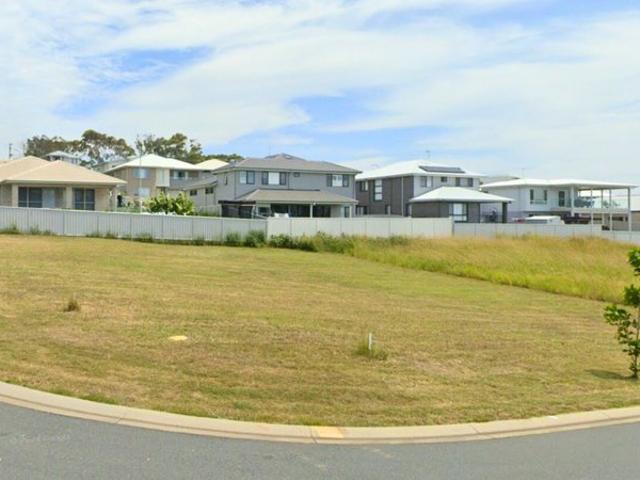 Coastal 847m² homesite steps to school & beach