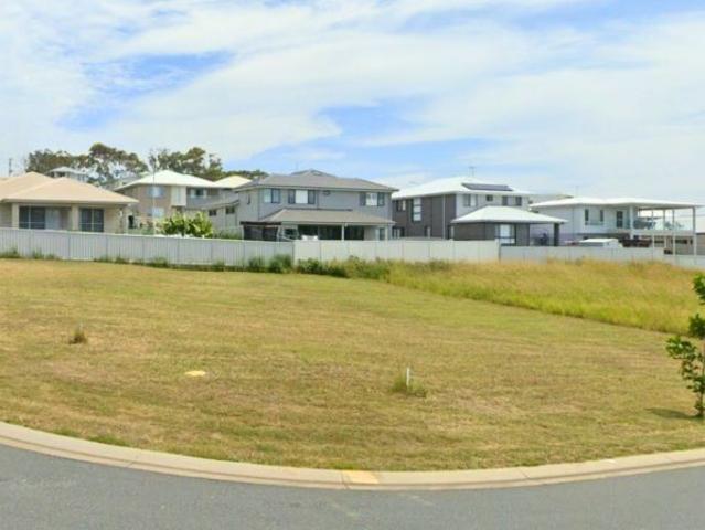 Coastal 847m² homesite steps to school & beach