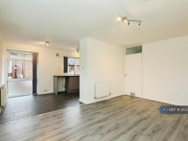 Cobthorn, Northwich, CW8 2 bed maisonette to rent £850 pcm £196 pw