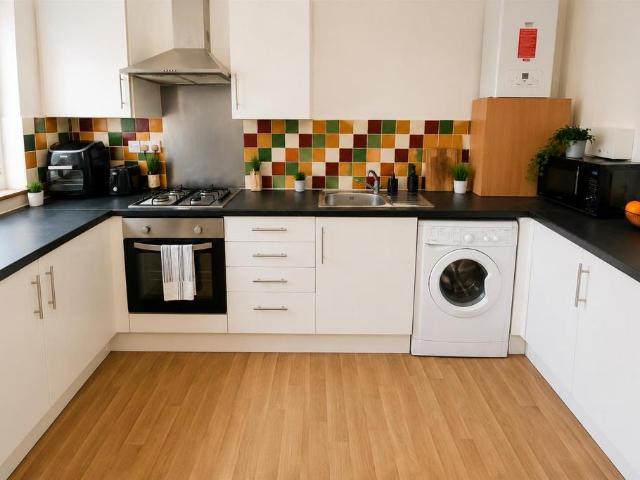 Coburn Street, Cardiff CF24 4 bed flat to rent £2,160 pcm £498 pw