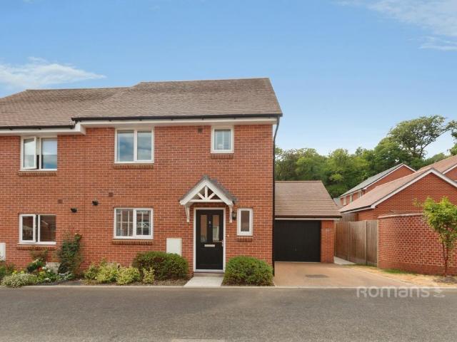 Cob Close, Blackwater, Camberley, GU17 3 bed semi detached house to rent £2,100 pcm £485 pw
