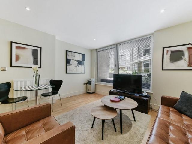 Cobalt Point, Millharbour, London, E14 1 bed flat to rent £2,145 pcm £495 pw