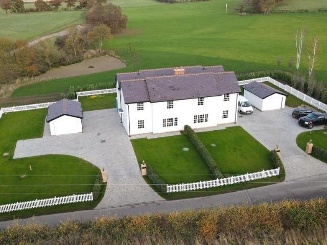 Cobbinsend Road, Waltham Abbey EN9 4 bed semi detached house to rent £3,700 pcm £854 pw