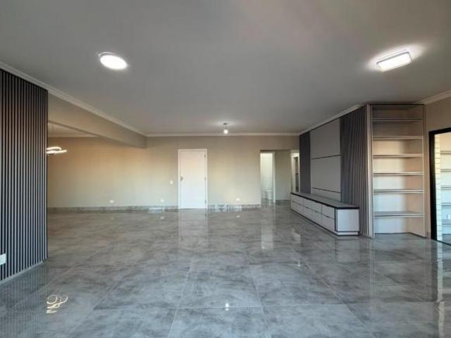 COBERTURA c/ 4 dorms, sendo 4 suítes, 2 vagas, 320 m² de área útil. Bairro: GUILHERMINA
