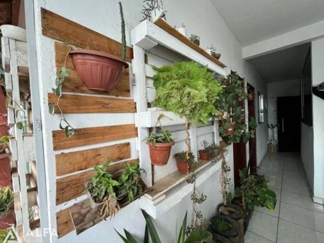Cobertura com Potencial para Terraço – 2 Quartos, Sacada e Excelente Localização!