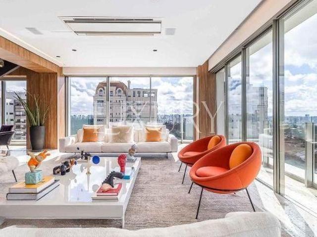 Cobertura com Vista Incrível para o Parque Ibirapuera e Skyline. A poucos passos da Rua Curitiba
