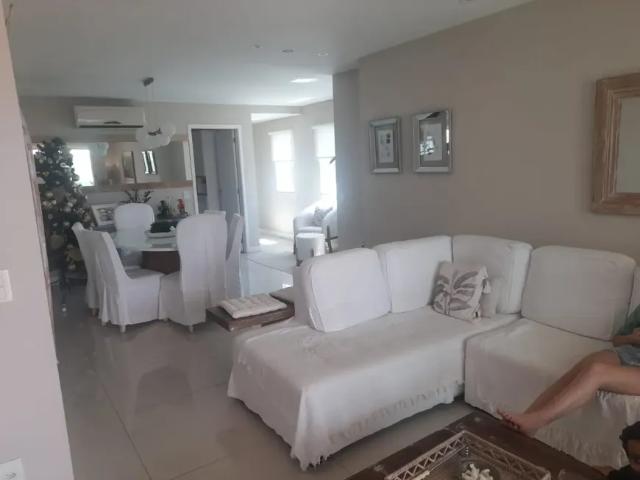 Cobertura com 230 metros quadrados com 4 quartos sendo 2 suites