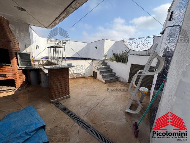 Cobertura com 3 quartos, sendo 1 suíte, possui 2 salas amplas e arejadas, 4 banheiros, 2 vagas. Parte de cima com piscina, churrasqueira e banheiro