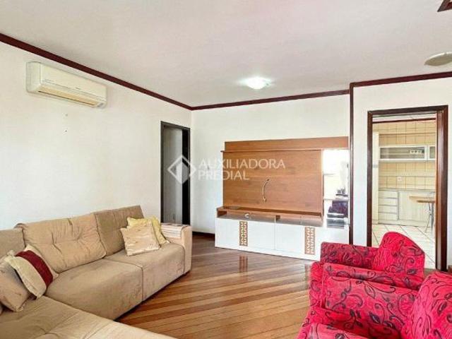 Cobertura ampla e espaçosa à venda em Porto Alegre