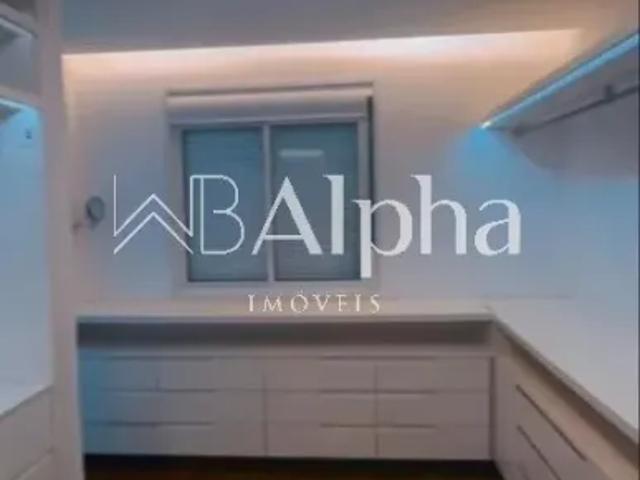 Cobertura de alto padrão para Locação, totalmente mobiliado com living aconchegante, lareira e varan
