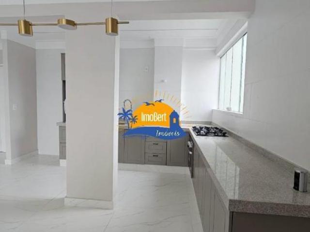 Cobertura duplex à venda na quadra da praia em Bertioga SP, 3 suítes, 2 vagas, 141m² de área