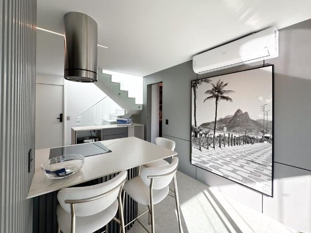 Cobertura duplex com vista e piscina no Leblon