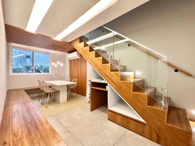 Cobertura duplex reformada no Alto Leblon