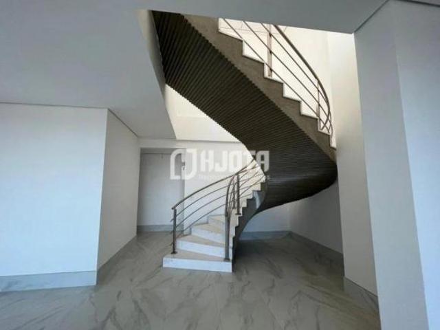 Cobertura no Edifício Ankaa com 4 dorms e 438 m²