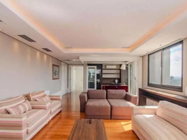 Cobertura semimobiliada de alto padrão com 600 m² conta com seis suítes, nove ba