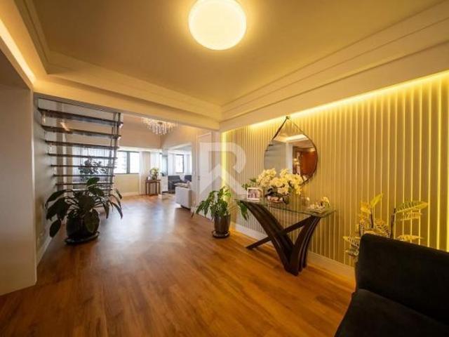 Cobertura Reformada com Terraço, 4 Quartos, 2 Suítes e 2 Vagas à Venda, 335 m² Água Verde Curiti