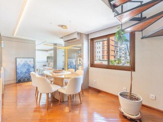 Cobertura reformada com piscina no Petrópolis
