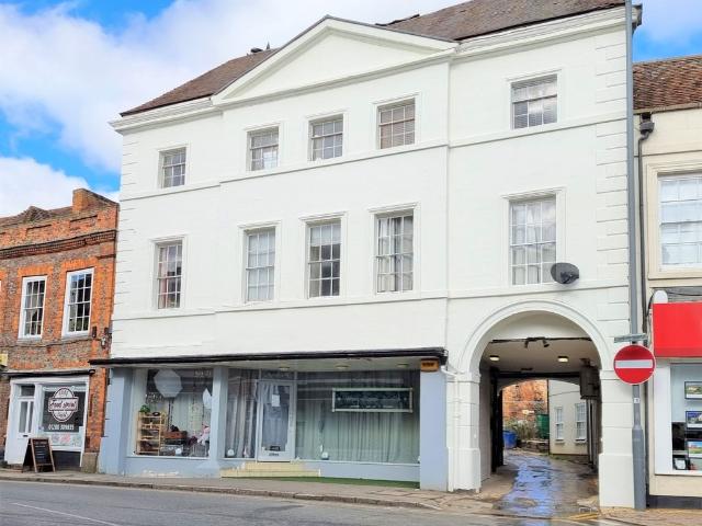 Cobham Mews, Buckingham MK18, 2 bed flat to rent, £1,050 pcm | PrimeLocation