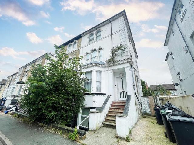 Cobham Street, Gravesend, Kent, DA11 0SB 1 bed apartment to rent £900 pcm £208 pw