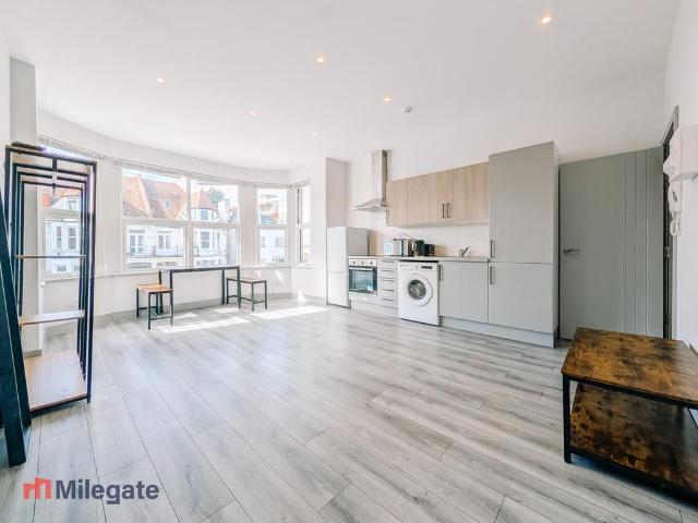 Cobham Road, Westcliff On Sea SS0 1 bed flat to rent £990 pcm £228 pw