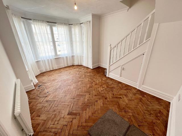 Cobham Road, Westcliff On Sea SS0, 2 bed flat to rent, £1,350 pcm | PrimeLocation