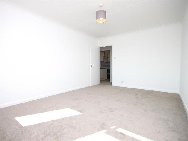 COBHAM ROAD, FETCHAM, KT22 2 bed maisonette to rent £1,400 pcm £323 pw