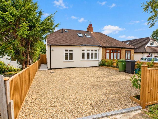 Cobham Road. Fetcham 3 bed bungalow to rent £2,600 pcm £600 pw