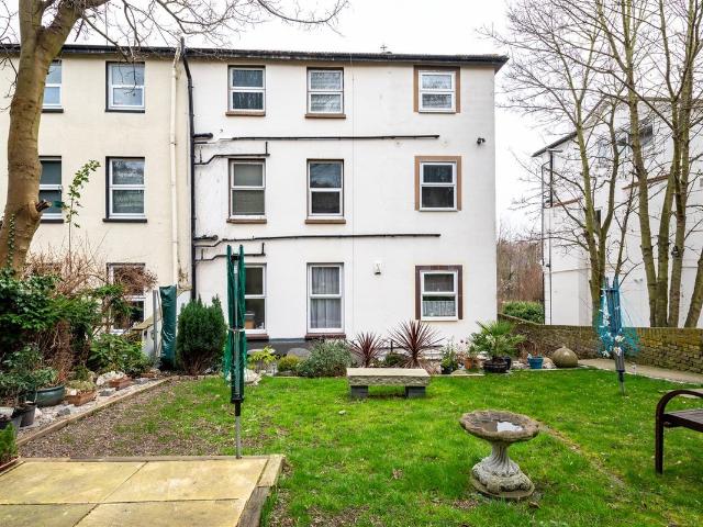 Cobham Terrace, Bean Road, Greenhithe DA9, 2 bed flat to rent, £1,300 pcm | PrimeLocation