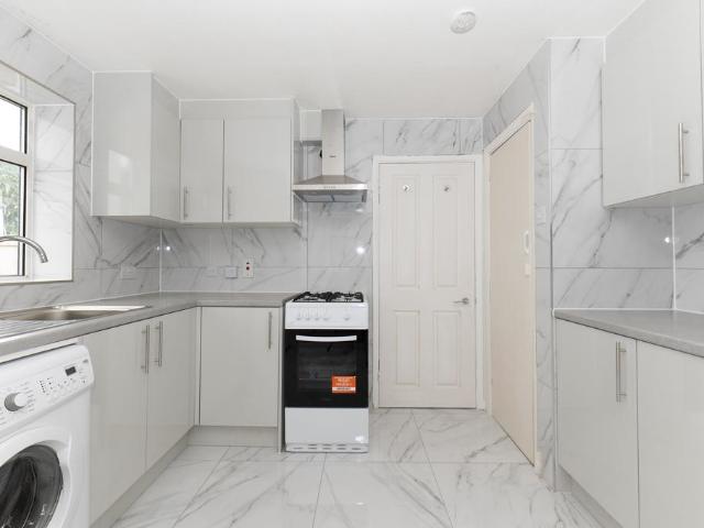Cobs Way, New Haw KT15 3 bed detached house to rent £2,200 pcm £508 pw