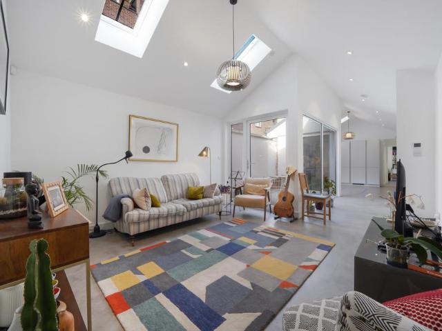Cochrane Mews, St John's Wood. 2 bed bungalow to rent £4,250 pcm £981 pw