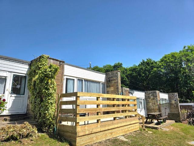 Cockleton Lane, Cowes PO31 2 bed chalet to rent £775 pcm £179 pw